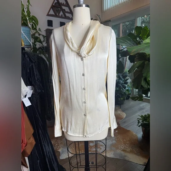 Vintage 1980s Cream Silk Bow Blouse - Picture 6 of 12